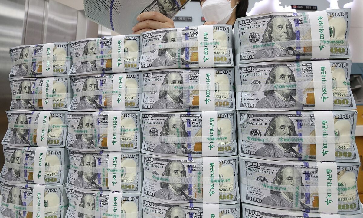 قیمت دلار در بازار امروز دوشنبه ۱۰ بهمن ۱۴۰۱+ جدول