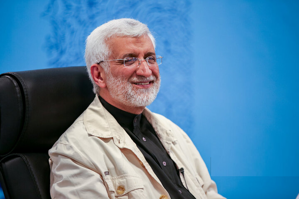 عکس| تصویر متفاوتی که از جلیلی داخل هواپیما وایرال شد