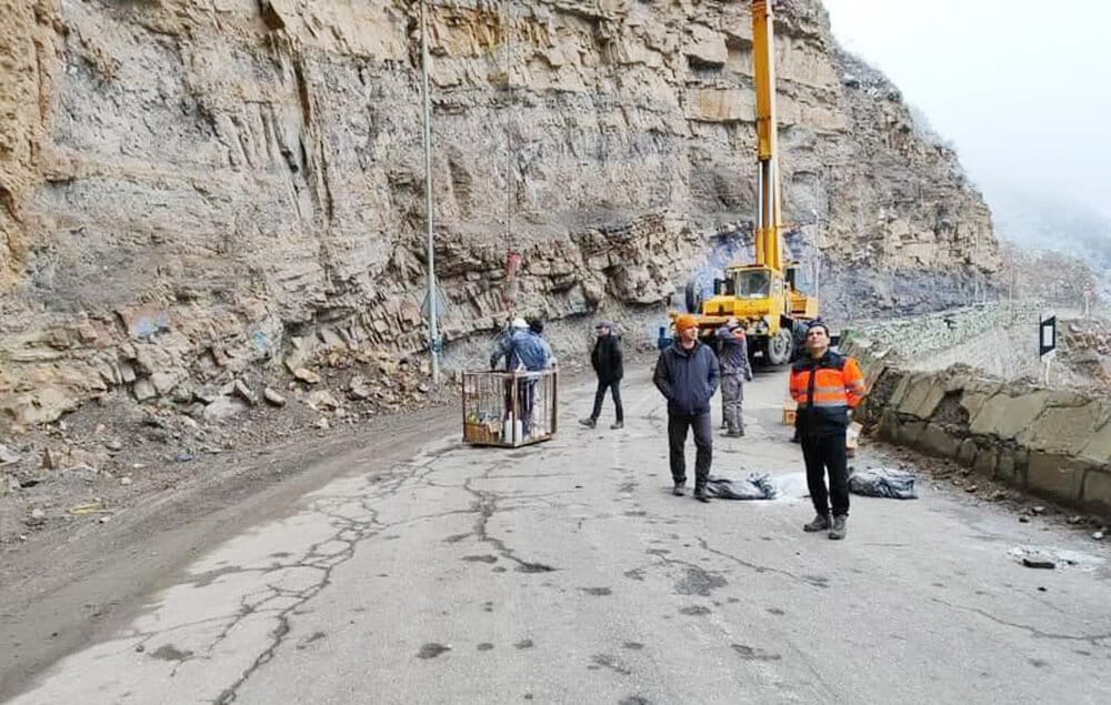 به علت ریزش سنگ، محور کندوان بسته شد