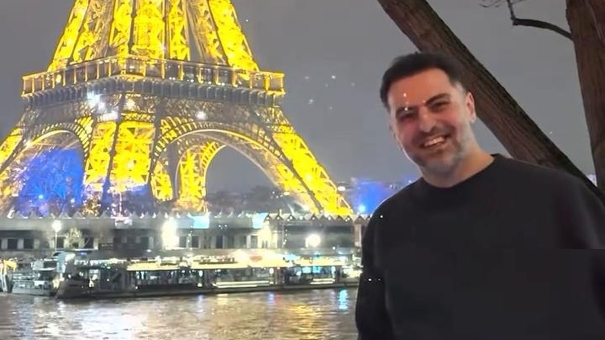 فیلم/جشن کریسمسی علی ضیاء در کنار برج ایفل