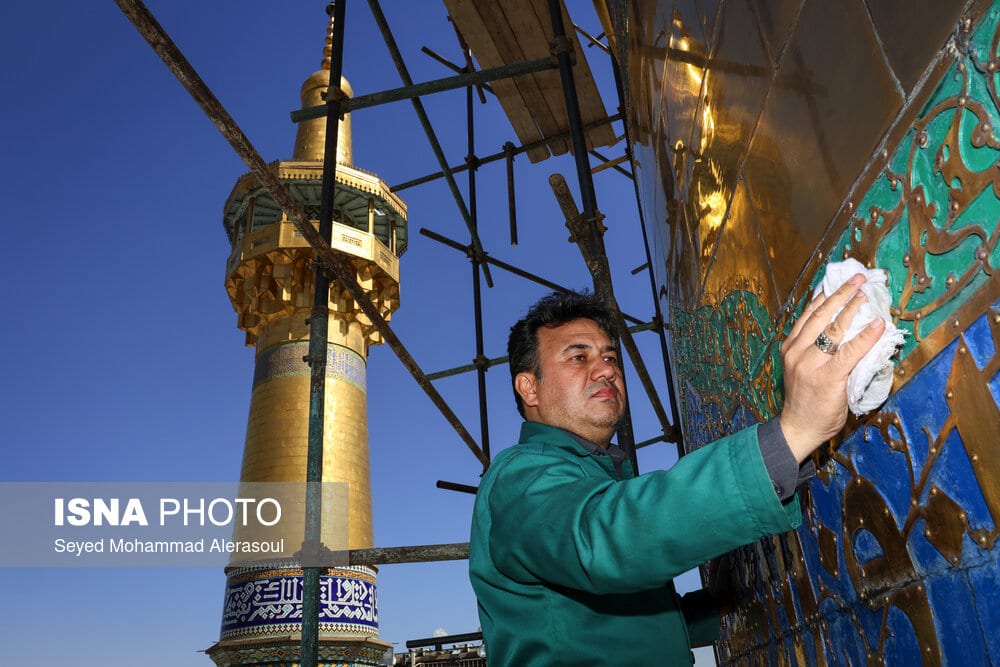 ایسنا - آیین شستشو گنبد حرم مطهر رضوی
