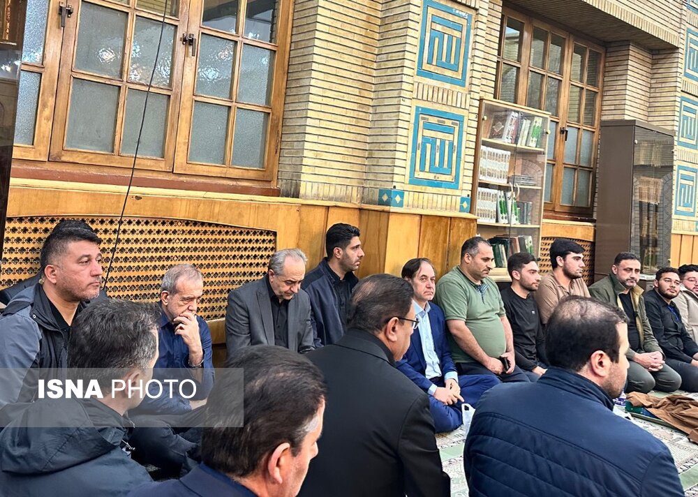 حضور سرزده و بدون تشریفات رییس جمهور در مراسم احیای شب قدر در دانشگاه تبریز