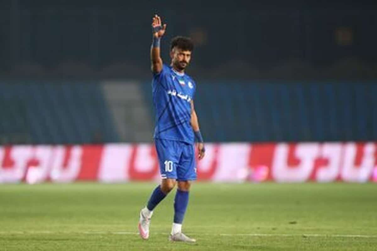 عکس/بازوبند کاپیتانی پرسپولیس در دستان رامین رضاییان