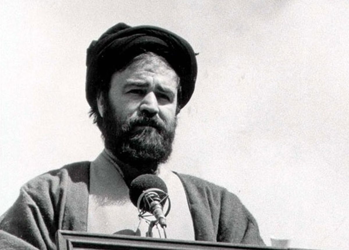 عکس/  «سید احمد خمینی» در حال انجام ورزش زورخانه‌ای؛ دهۀ ۱۳۶۰