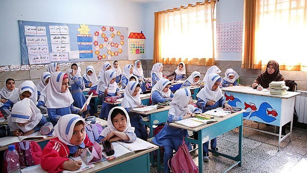 معلم در کلاس پرتراکم مبصر است نه معلم/ سمنان پرچالش‌ترین شهر در کمبود فضای آموزشی