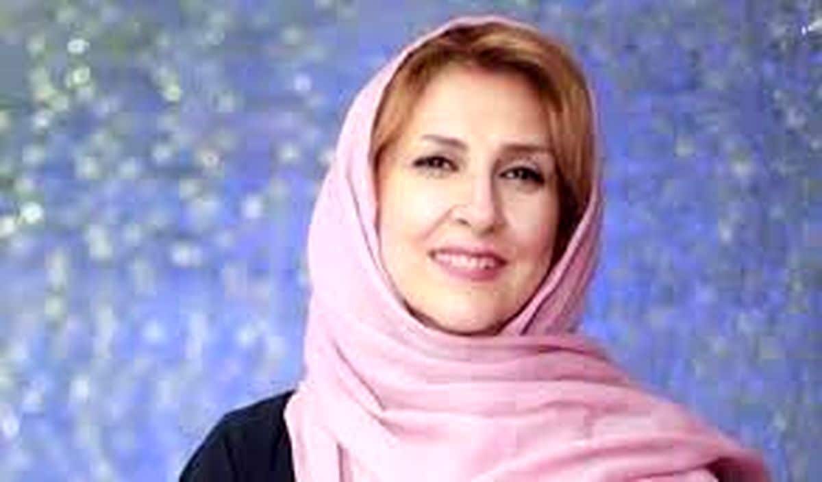 عکس/چهره مرجانه گلچین در کافه با اکسسوری‌های عجیب