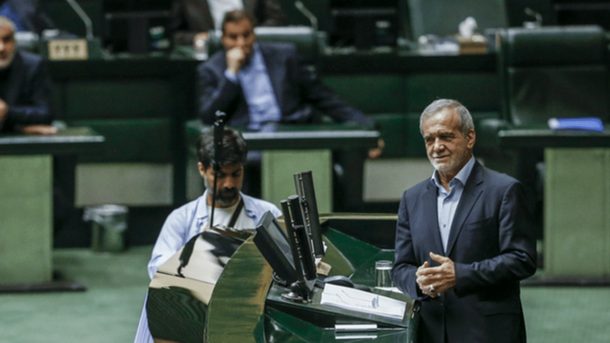 نامه ۲۴ نماینده مجلس به پزشکیان: مصاحبه با خبرنگار آمریکایی خلاف وحدت بود