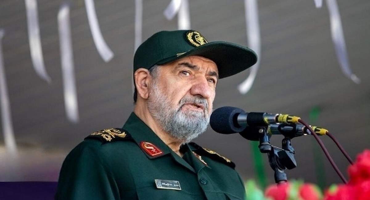 روزی دشمنان به ایران می‌آیند و در فرودگاه برای ملاقات با رئیس جمهور ایران التماس می‌کنند