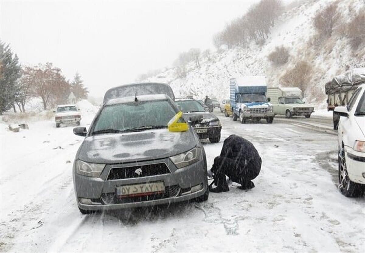 تردد خودرو‌های بدون زنجیر چرخ در محور‌های کوهستانی ممنوع شد