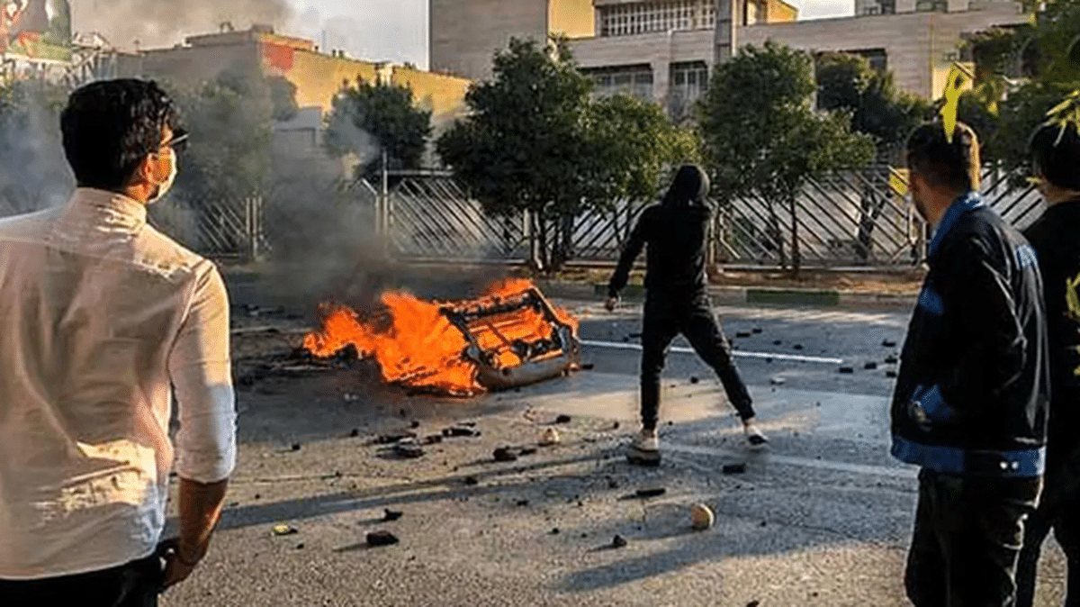 نماینده مجلس: دشمن در حال ارائه روایتی نادرست است که انگار جمهوری اسلامی مردمش را کشته