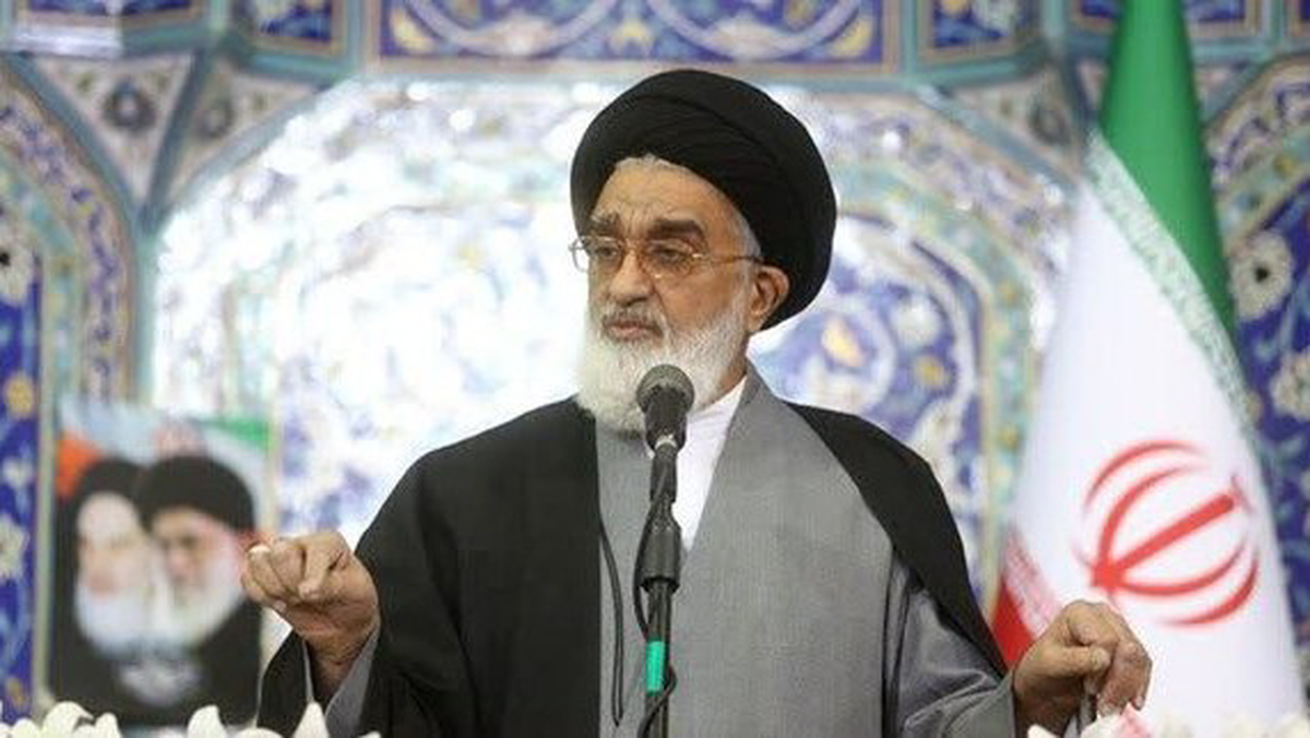 امام جمعه قم: خیابانها نباید جولانگاه بیبندوباری و سگگردانی شود؛ با قاطعیت قانونی برخورد شود