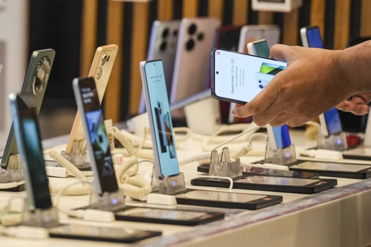 کاهش قیمت تلفن همراه در بازار؛ موبایل‌های بالای ۶۰۰ دلار هم ارزان شد؟